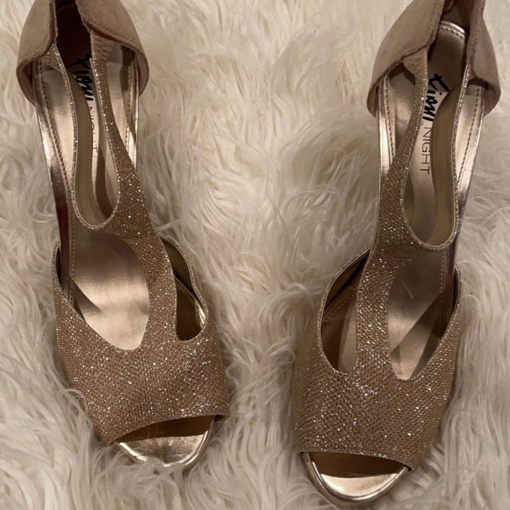Size 11 Gold Glitter Heels - Picture 3 of 9